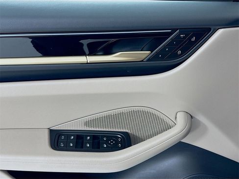 Used 2025 Porsche Macan Electric image 11