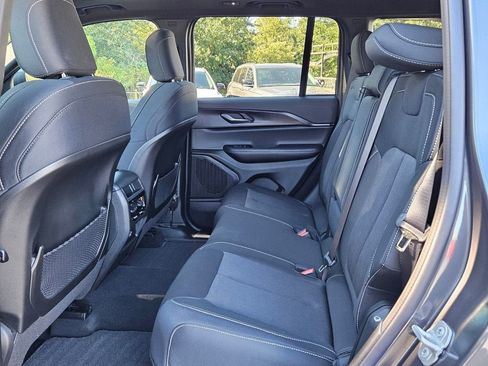 New 2025 Jeep Grand Cherokee Laredo image 11