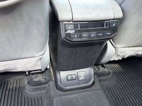 Used 2020 Toyota Highlander Platinum w/ Preferred Accessory Package AWD/4WD image 27