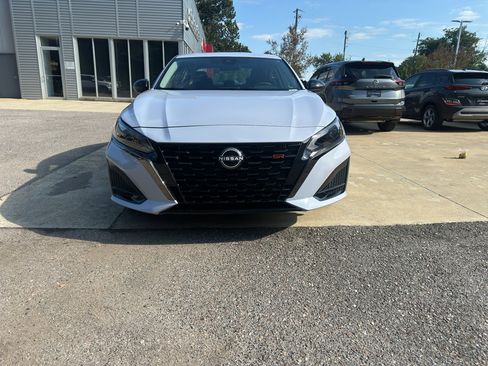 New 2025 Nissan Altima 2.5 SR image 9