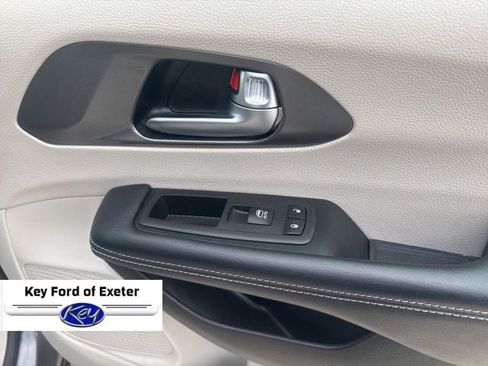 Used 2023 Chrysler Pacifica Touring-L FWD image 36