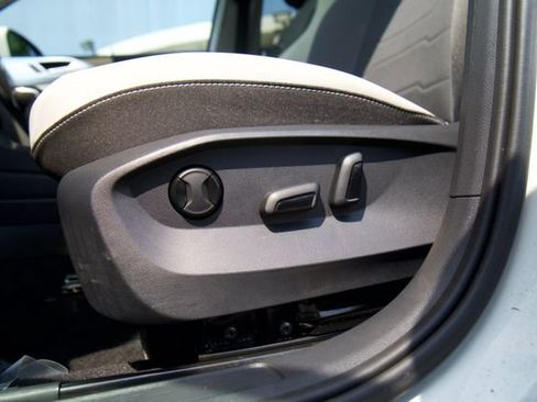 Used 2025 Volkswagen Taos SE w/ Panoramic Sunroof Package FWD image 16