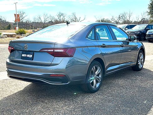 Used 2024 Volkswagen Jetta SE image 8