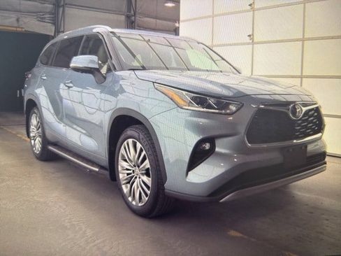 Used 2024 Toyota Highlander LE image 1
