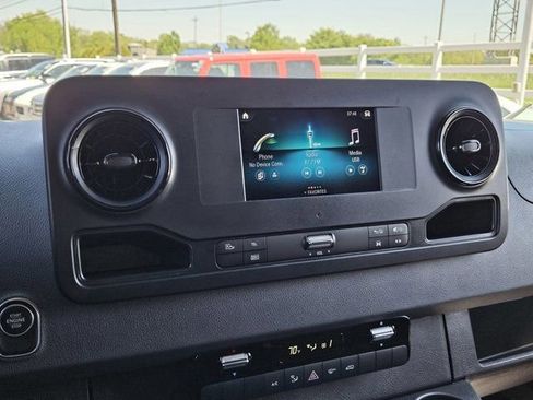 Used 2024 Mercedes-Benz Sprinter 2500 image 21