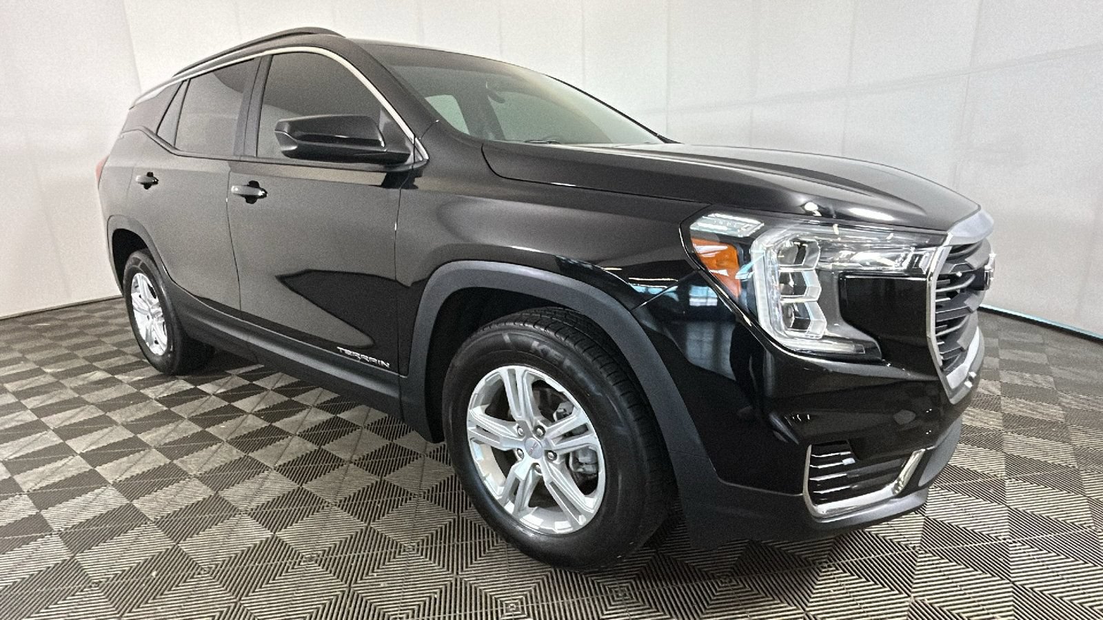 Used 2022 GMC Terrain SLE w/ Driver Convenience Package AWD/4WD image 3
