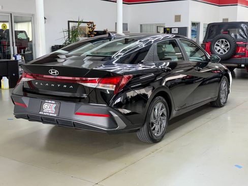 Used 2024 Hyundai Elantra SEL FWD image 2