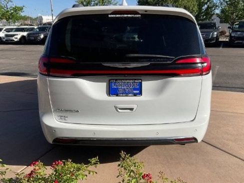Used 2022 Chrysler Pacifica Touring-L FWD image 4