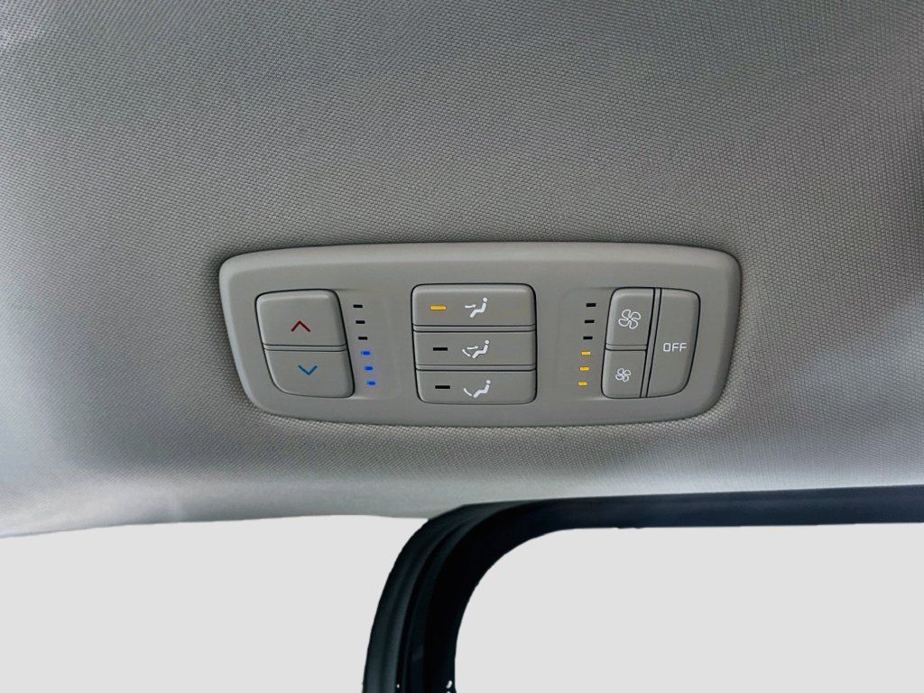 Used 2023 Kia Carnival LX FWD image 24