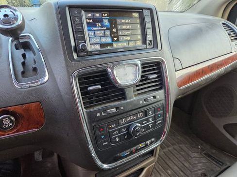 Used 2016 Chrysler Town & Country Touring w/ Driver Convenience Group FWD image 13