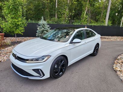 Certified 2025 Volkswagen Jetta SE w/ Sunroof Package