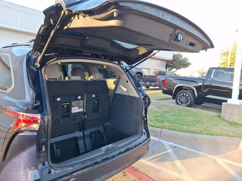 Used 2024 Toyota Sienna LE image 35