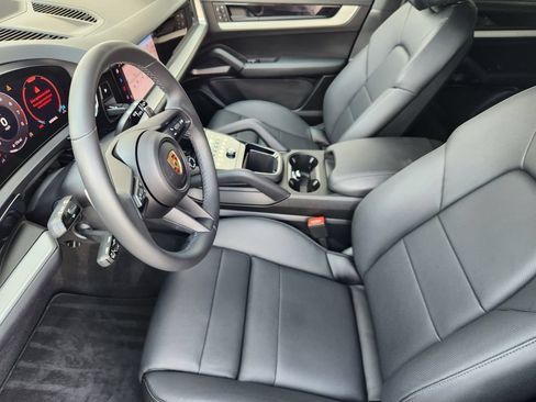 Used 2024 Porsche Cayenne AWD/4WD image 12