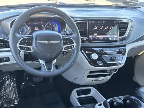 Used 2023 Chrysler Pacifica Touring-L image 7