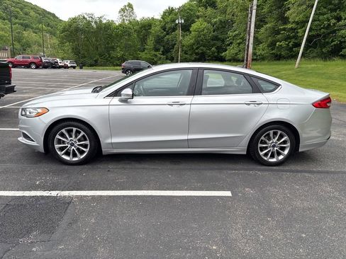 Used 2017 Ford Fusion SE w/ Fusion SE Technology Package FWD image 2
