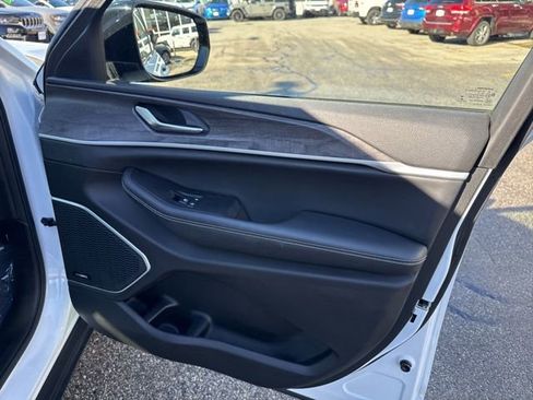 Certified 2023 Jeep Grand Cherokee L Limited w/ Luxury Tech Group II image 10