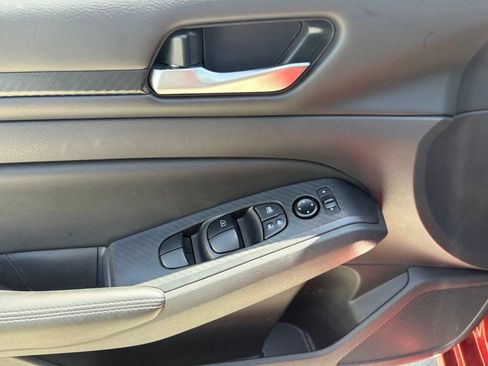 Used 2025 Nissan Altima 2.5 SV FWD image 7