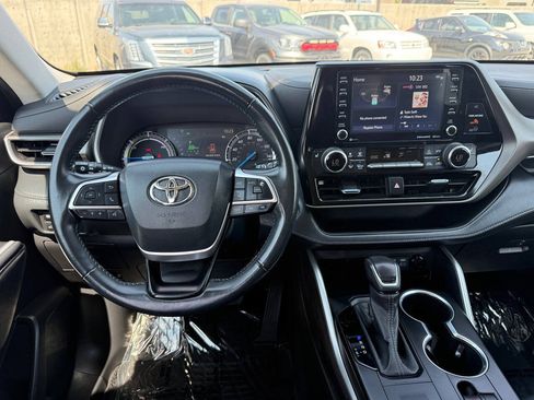 Used 2022 Toyota Highlander XLE AWD/4WD image 32
