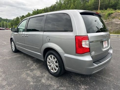 Used 2016 Chrysler Town & Country Touring FWD image 5