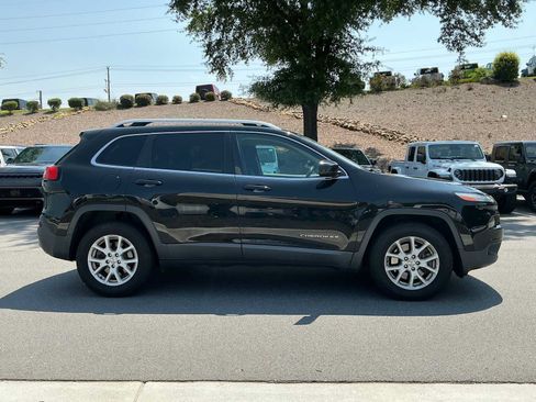 Used 2017 Jeep Cherokee Latitude w/ Cold Weather Group AWD/4WD image 8