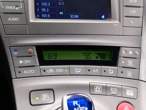 Used 2015 Toyota Prius Two FWD image 19