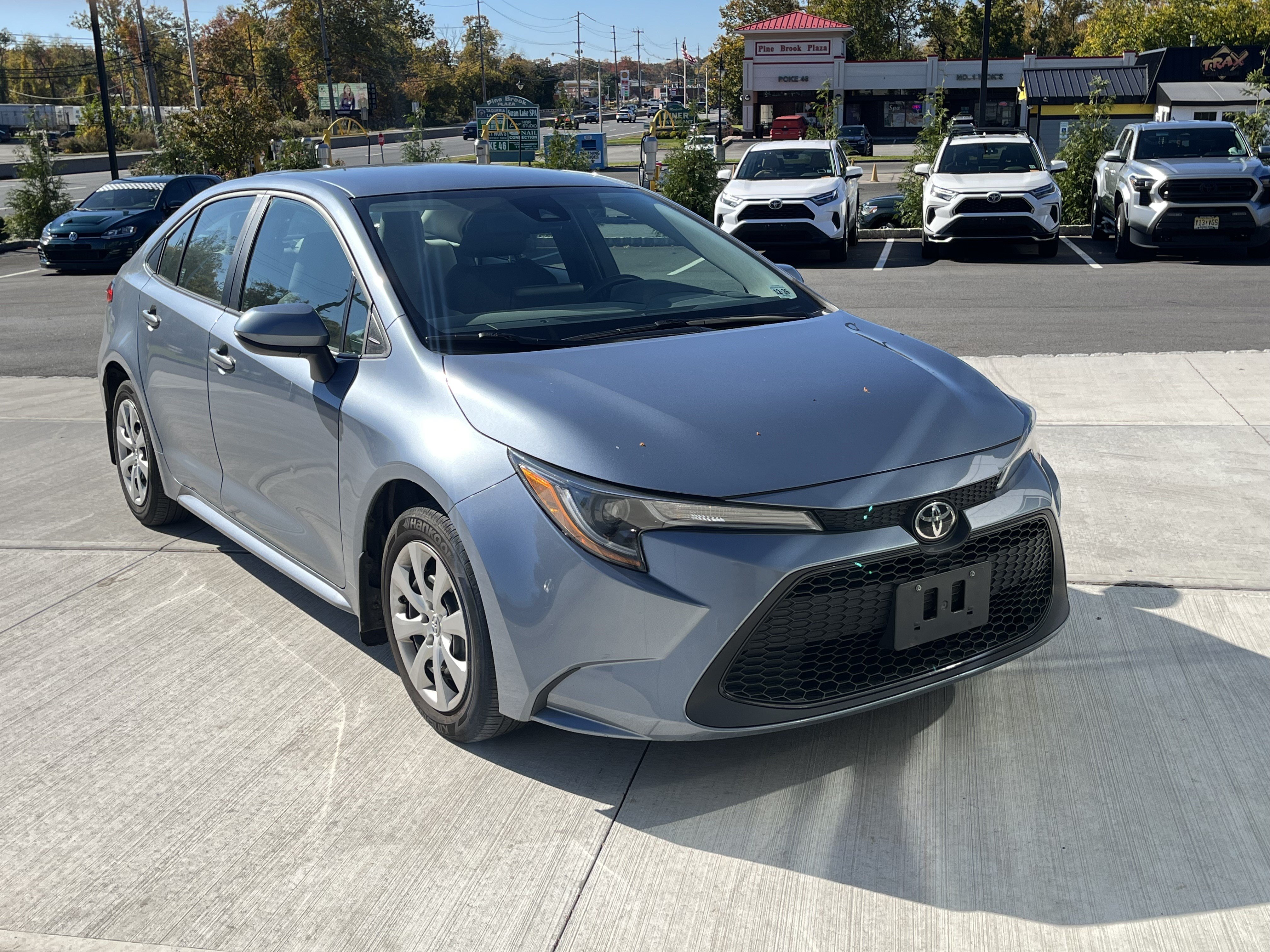 Used 2022 Toyota Corolla LE FWD image 2
