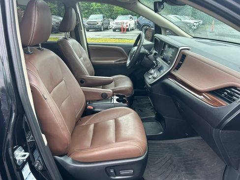 Used 2020 Toyota Sienna Limited Premium AWD/4WD image 25