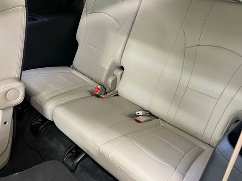 Used 2021 Buick Enclave Essence image 7