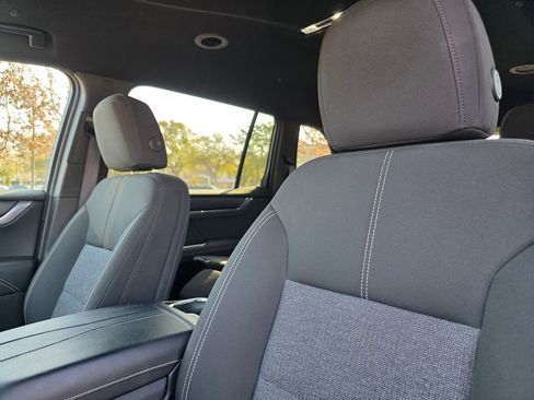 Used 2025 GMC Acadia Elevation image 10