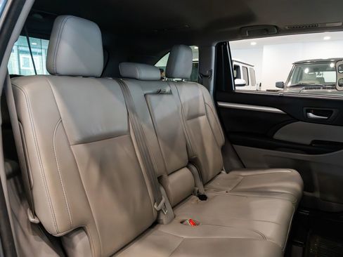 Used 2018 Toyota Highlander XLE AWD/4WD image 15