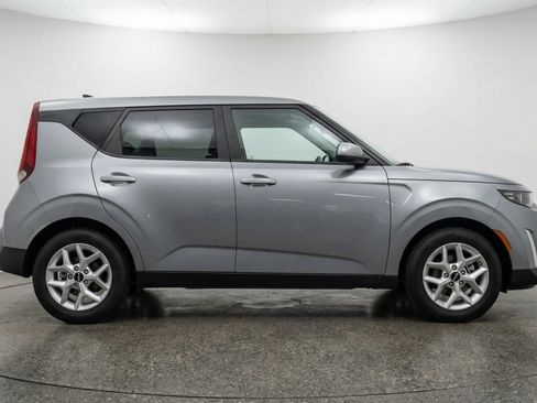 Used 2025 Kia Soul LX w/ LX Technology Package FWD image 11