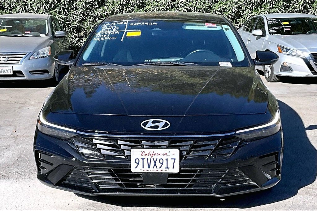 Used 2025 Hyundai Elantra Limited FWD image 2