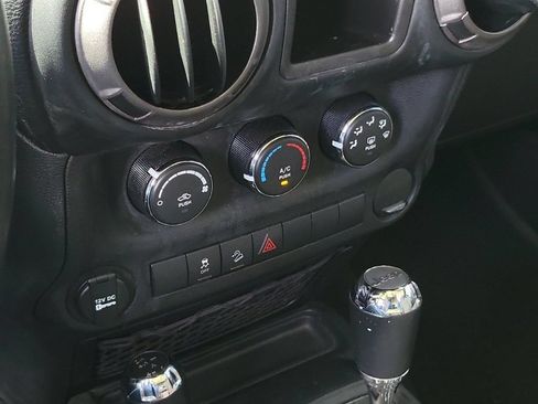 Used 2018 Jeep Wrangler Sport w/ Connectivity Group AWD/4WD image 27