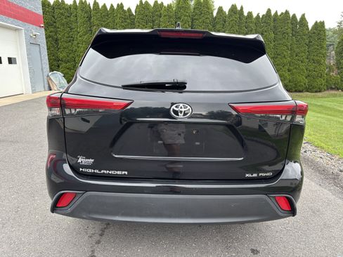 Used 2021 Toyota Highlander XLE AWD/4WD image 4