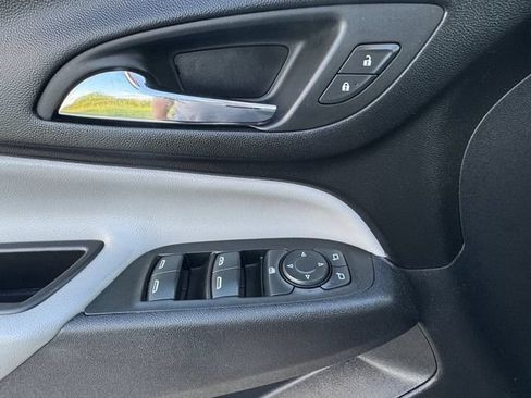 Used 2022 Chevrolet Equinox LS w/ LS Convenience Package FWD image 5