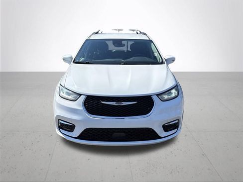 Used 2022 Chrysler Pacifica Touring-L FWD image 2