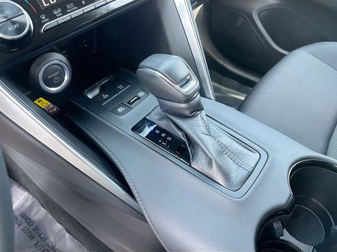 Used 2024 Toyota Venza LE image 16