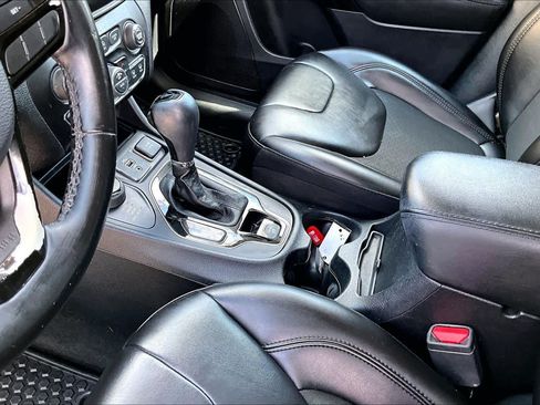 Used 2020 Jeep Cherokee Latitude Plus AWD/4WD image 17