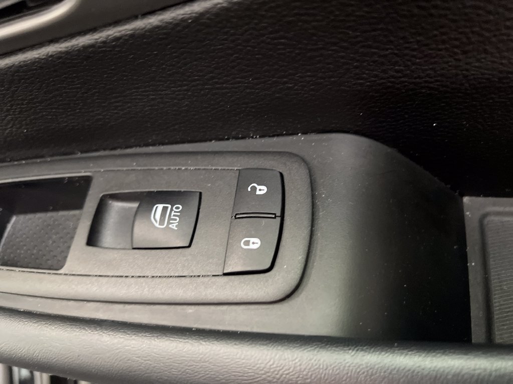 Used 2025 Chrysler Pacifica Select FWD image 40