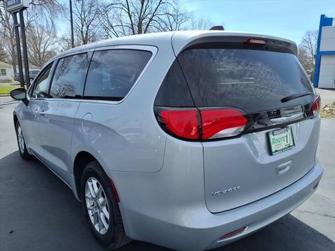 Used 2023 Chrysler Voyager LX FWD image 5