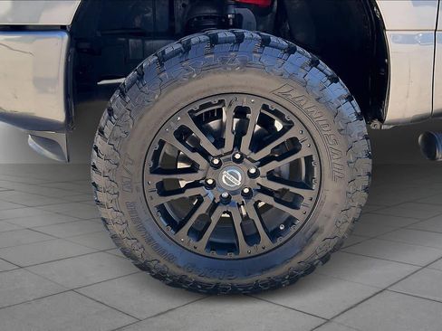 Used 2019 Nissan Titan SV w/ SV Convenience Package image 9