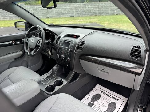 Used 2013 Kia Sorento LX w/ Convenience Pkg FWD image 11