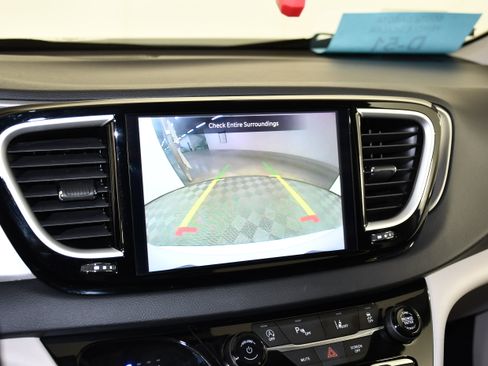 Used 2024 Chrysler Pacifica Touring-L FWD image 20