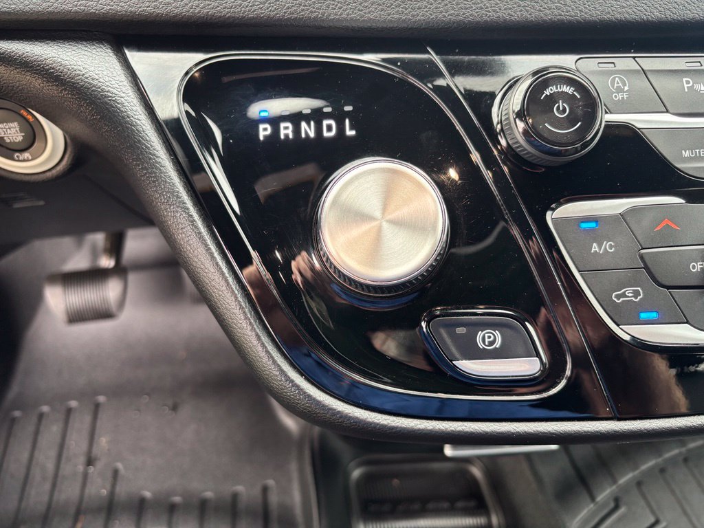 Used 2025 Chrysler Pacifica Select FWD image 41