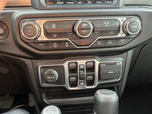 Used 2020 Jeep Gladiator Overland image 25