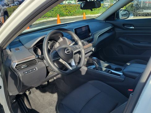 Used 2025 Nissan Altima 2.5 SV FWD image 9