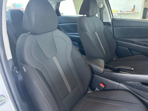Used 2025 Hyundai Elantra SE FWD image 19