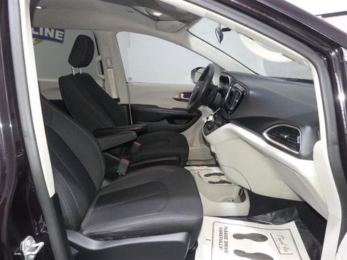 Used 2018 Chrysler Pacifica LX image 21
