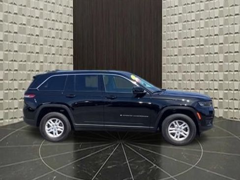 Used 2023 Jeep Grand Cherokee Laredo AWD/4WD image 3