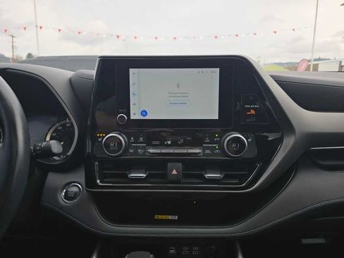 Used 2023 Toyota Highlander XLE image 12